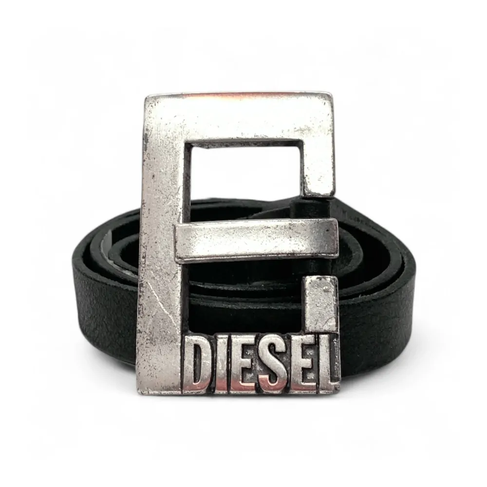 Дамски кожен колан Diesel 7001401 16121-20  Винтидж ефект  Pin Buckle  Естествена кожа  100 cm  Ширина 2 cm  Черен