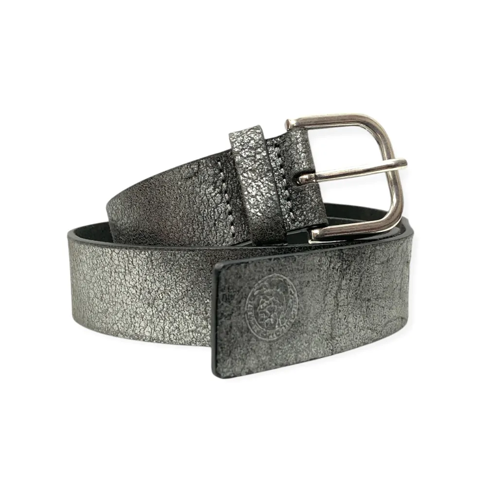 Дамски кожен колан Diesel 7001404 16121-21  Distressed винтидж ефект  Естествена кожа  100 cm  Ширина 3 5 см  Сребрист