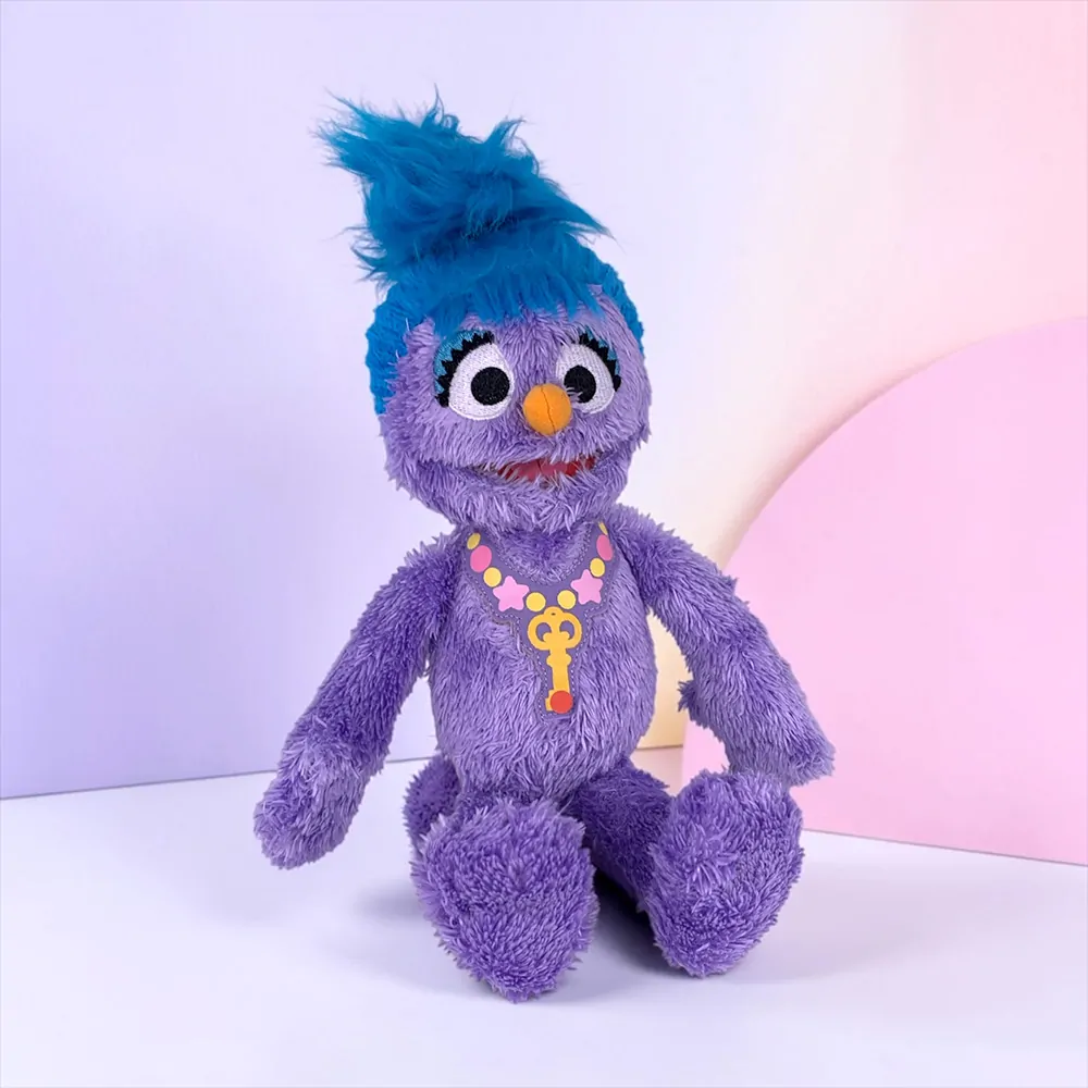 Говореща плюшена играчка Sesame Street Furchester Hotel Phoebe 21-99-416 1-130-1  Възпроизвежда фрази от сериала  35 см  Лилав