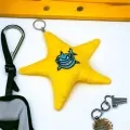 Плюшен ключодържател Chippo 5456-17-A 1-96, Звезда, Бродерия с риба чудовище, Писукащ звук при натискане, 17 х 17 см, Жълт_0